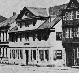 Die Rathsapotheke in K&ouml;nigslutter am Elm. Aufnahme um 1875. Abb. entnommen aus: Victor Kwasniewski: Die Rats-Apotheke in K&ouml;nigslutter am Elm. Ralph L&uuml;ders, K&ouml;nigslutter 1992