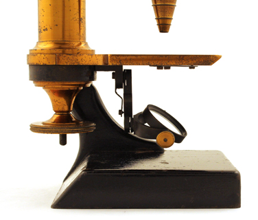 Mittleres Mikroskop C. Kellner ' s Nachfolger Fr. Belthle in Wetzlar Nr. 576, Stativfu&szlig;