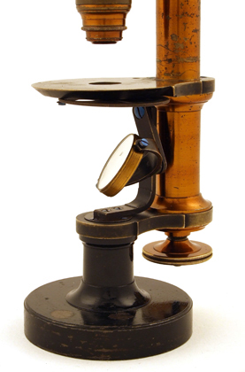 Fr. Belthle in Wetzlar: Kleines Mikroskop Nr. 703: Detail der Spiegelaufh&auml;ngung