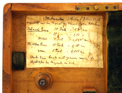 Fr. Belthle in Wetzlar: Kleines Mikroskop Nr. 703: Vergr&ouml;&szlig;erungstabelle aus 1918