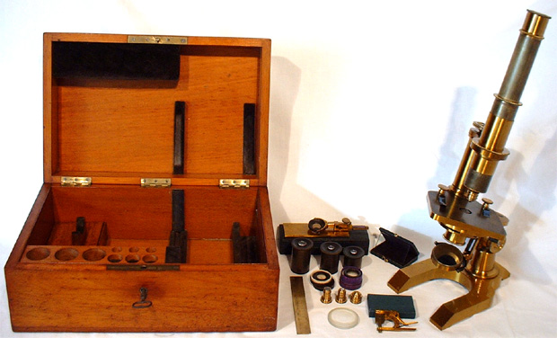 Gro&szlig;es Berliner Mikroskop mit Kasten und Zubeh&ouml;r