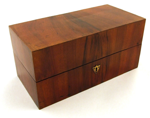 Mikroskop von Utzschneider und Fraunhofer in M&uuml;nchen um 1820: Kasten geschlossen