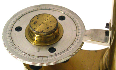 R. Fuess Berlin: Gro&szlig;es Mikroskop f&uuml;r mineralogisch petrografische Untersuchungen; Mikrometerschraube