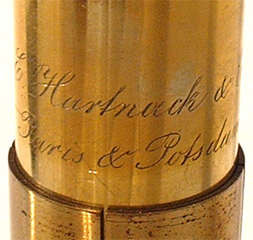 Fr&uuml;hes Polarisationsmikroskop E.Hartnack & Co.: Signatur