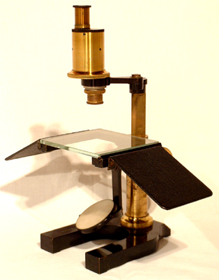 Ernst Leitz Wetzlar: Pr&auml;parierstativ mit bildaufrichtendem Tubus und Handauflagen