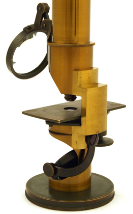 Georges Oberhaeuser Place Dauphine Paris: "Microscope achromatique reduit" Nr. 2165: Detail des Fu&szlig;es