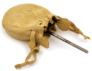 Gro&szlig;es Mikroskop von Simon Pl&ouml;ssl in Wien: Beleuchtungslupe in Lederbeutel