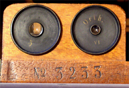 C. Reichert Wien: Gro&szlig;es Mikroskop, Seriennummer im Kasten