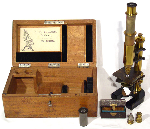 C. Reichert Wien: Mikroskop #6877 mit Kasten und Zubeh&ouml;r