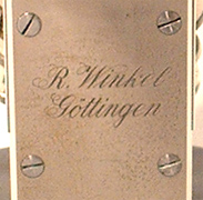 R. Winkel G&ouml;ttingen: Labormikroskop, Signatur