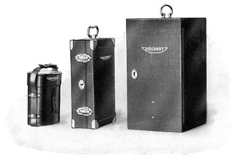 Feldmikroskop Heimdal im Gr&ouml;&szlig;envergleich. Abb. aus: C. Reichert Optical Works / Vienna: "Heimdal" after Reisch; Mikro 205e; Wien ca. 1928