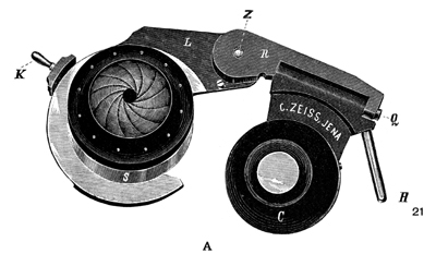 Carl Zeiss Jena: Ausklappbarer Condensor. Abb. aus: Carl Zeiss Jena, Optische Werkst&auml;tte: Mikroskope und mikroskopische Hilfsapparate; 32. Ausgabe; Jena 1902